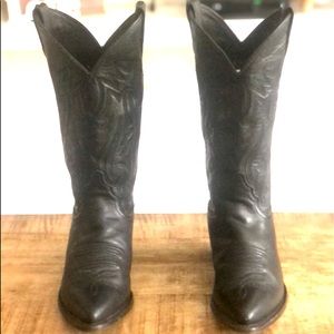Justin Cowboy boots, used them for Line Dane such a hoot.  I wear 6.5 women’s